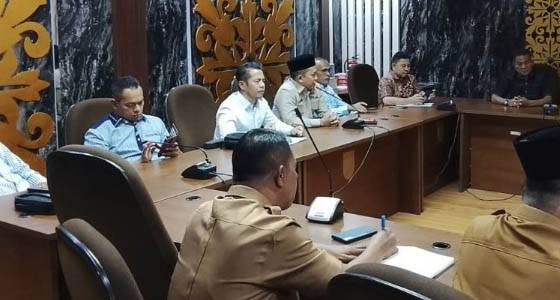 sampah-anggota DPRD Pekanbaru.jpg